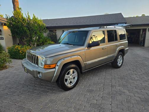 Beige 2006 Jeep Commander Limited