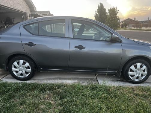 Gray 2017 Nissan Versa 1.6 S+