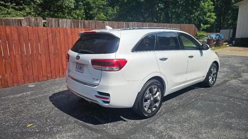 White 2016 Kia Sorento SX