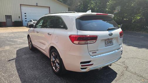 White 2016 Kia Sorento SX