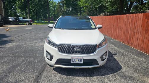 White 2016 Kia Sorento SX