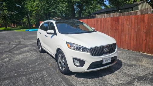 White 2016 Kia Sorento SX