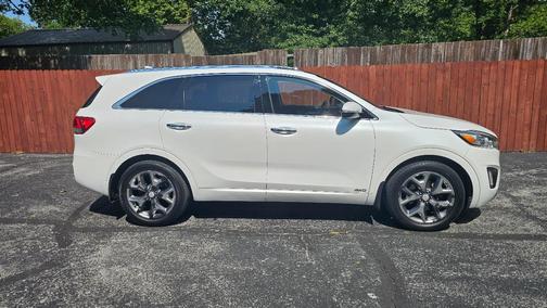 White 2016 Kia Sorento SX