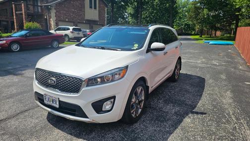 White 2016 Kia Sorento SX
