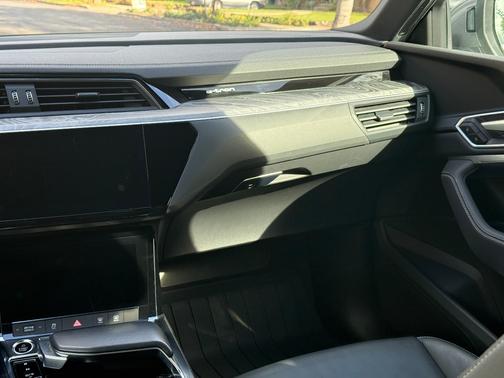 2022 Audi e-tron Premium