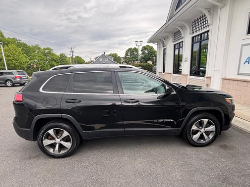 Black 2019 Jeep Cherokee Limited