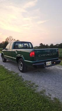 Green 2000 Chevrolet S-10 LS