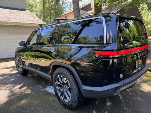 2023 Rivian R1S Adventure Quad-Motor Large Package