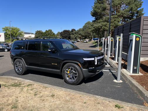 2023 Rivian R1S Adventure Quad-Motor Large Package