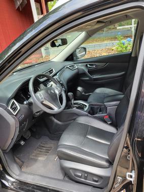 Black 2016 Nissan Rogue SL