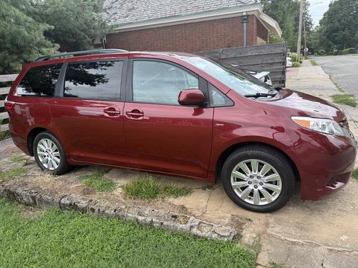 2017 Toyota Sienna LE