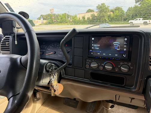 White 1999 Chevrolet Tahoe LS