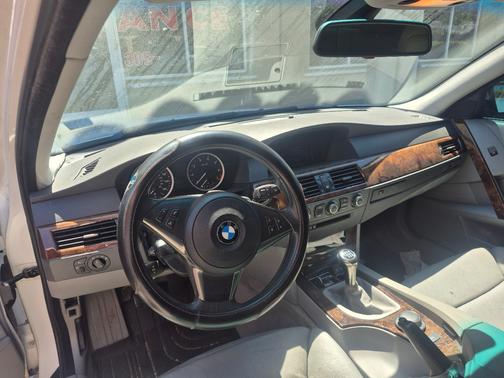 White 2007 BMW 550 i