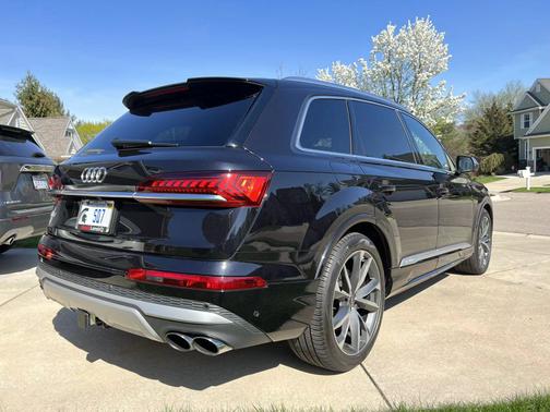 Photo 3 of 9 of 2021 Audi SQ7 4.0T Premium Plus