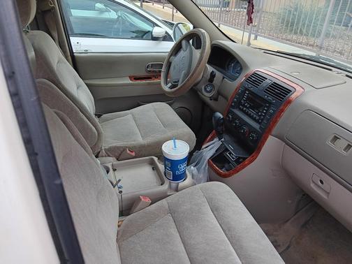 White 2005 Kia Sedona EX