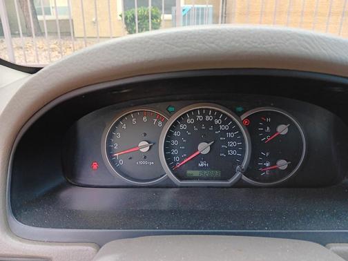 White 2005 Kia Sedona EX