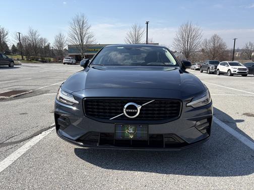 Blue 2022 Volvo S60 B5 Momentum