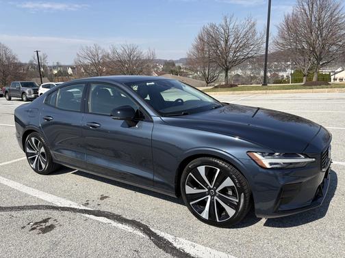 Blue 2022 Volvo S60 B5 Momentum