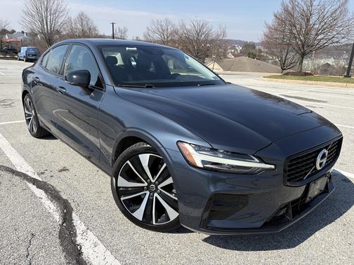 Blue 2022 Volvo S60 B5 Momentum