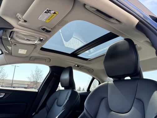 Blue 2022 Volvo S60 B5 Momentum