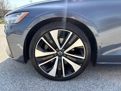 Blue 2022 Volvo S60 B5 Momentum