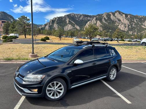 Black 2018 Volkswagen Golf Alltrack TSI SE