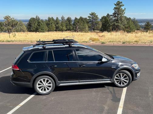 Black 2018 Volkswagen Golf Alltrack TSI SE