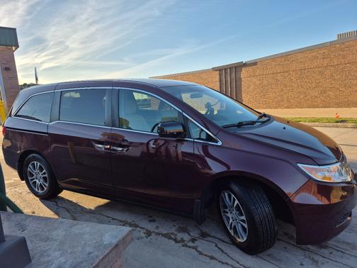 Red 2011 Honda Odyssey EX