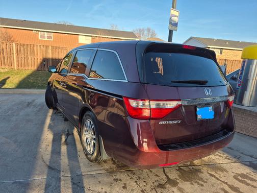 Red 2011 Honda Odyssey EX