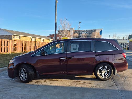 Red 2011 Honda Odyssey EX