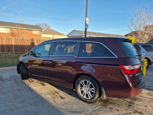 Red 2011 Honda Odyssey EX