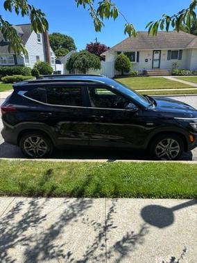 Black 2022 Kia Seltos S