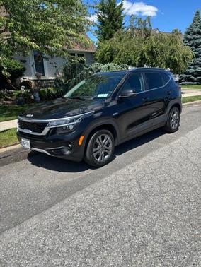 Black 2022 Kia Seltos S