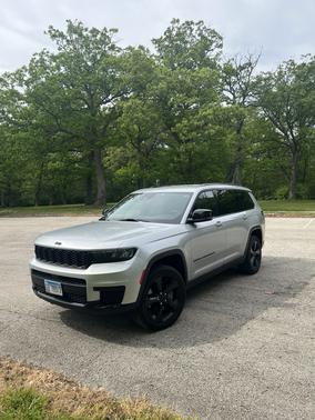 Silver 2023 Jeep Grand Cherokee L Altitude