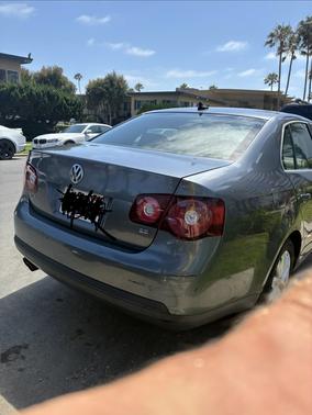 Gray 2010 Volkswagen Jetta SE
