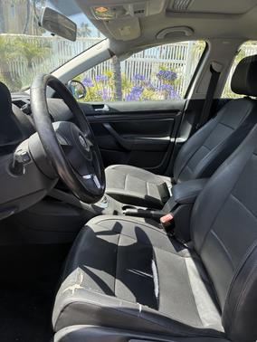 Gray 2010 Volkswagen Jetta SE