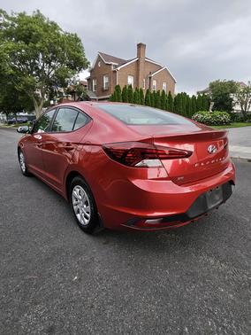 Red 2019 Hyundai ELANTRA SE
