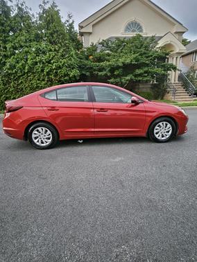 Red 2019 Hyundai ELANTRA SE