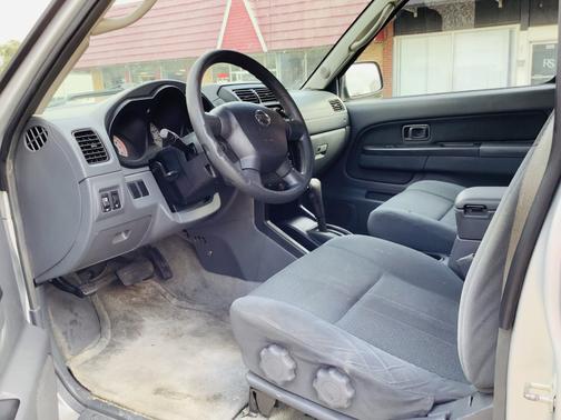 2004 Nissan Frontier XE-V6 Crew Cab