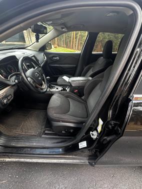 Black 2017 Jeep Cherokee Latitude