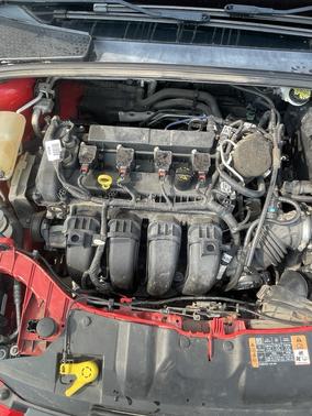 Red 2014 Ford Focus SE