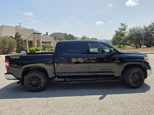 Black 2017 Toyota Tundra SR5