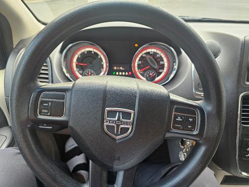 Gold 2013 Dodge Grand Caravan SE
