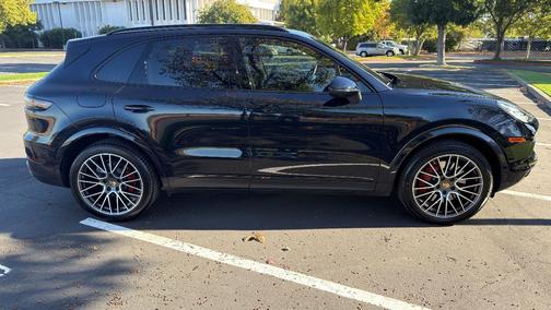 Blue 2023 Porsche Cayenne Cayenne Platinum Edition