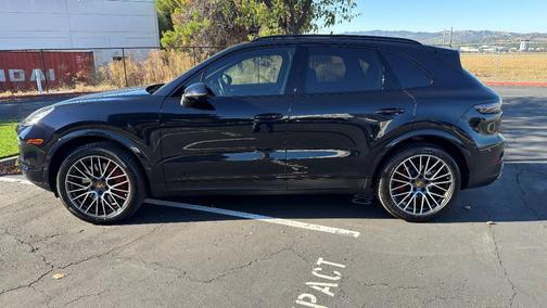 Blue 2023 Porsche Cayenne Cayenne Platinum Edition