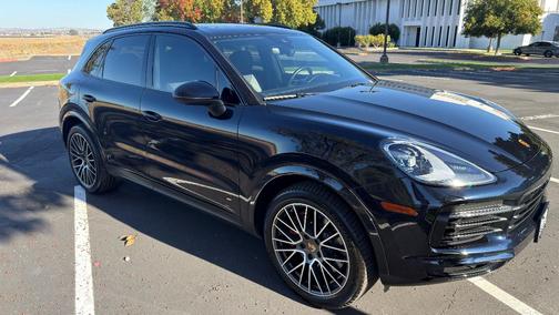 Blue 2023 Porsche Cayenne Cayenne Platinum Edition