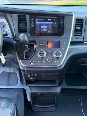 White 2016 Toyota Sienna SE