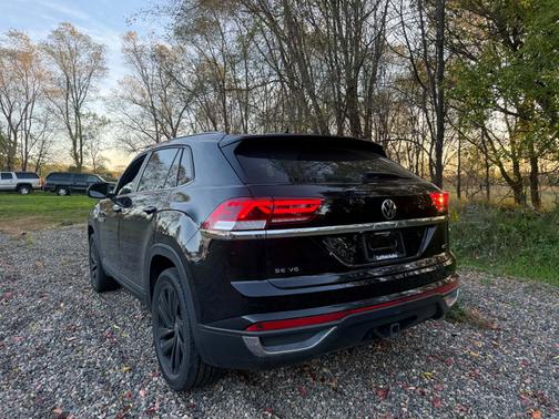 Black 2022 Volkswagen Atlas Cross Sport 3.6L V6 SE w/Technology