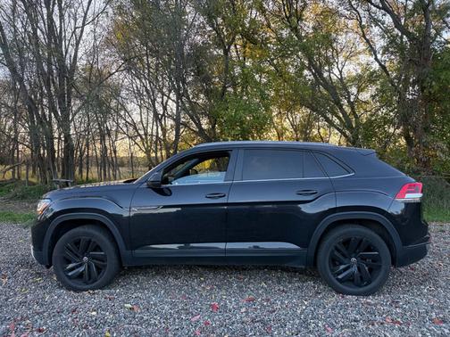 Black 2022 Volkswagen Atlas Cross Sport 3.6L V6 SE w/Technology