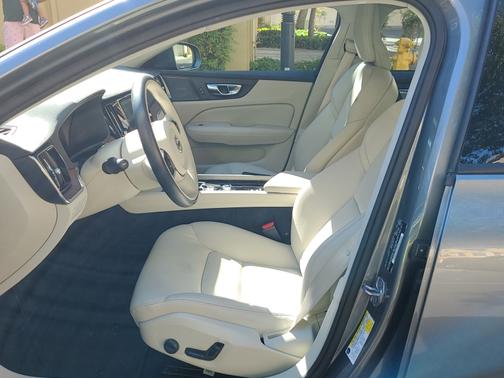 Photo 2 of 18 of 2019 Volvo S60 T5 Momentum